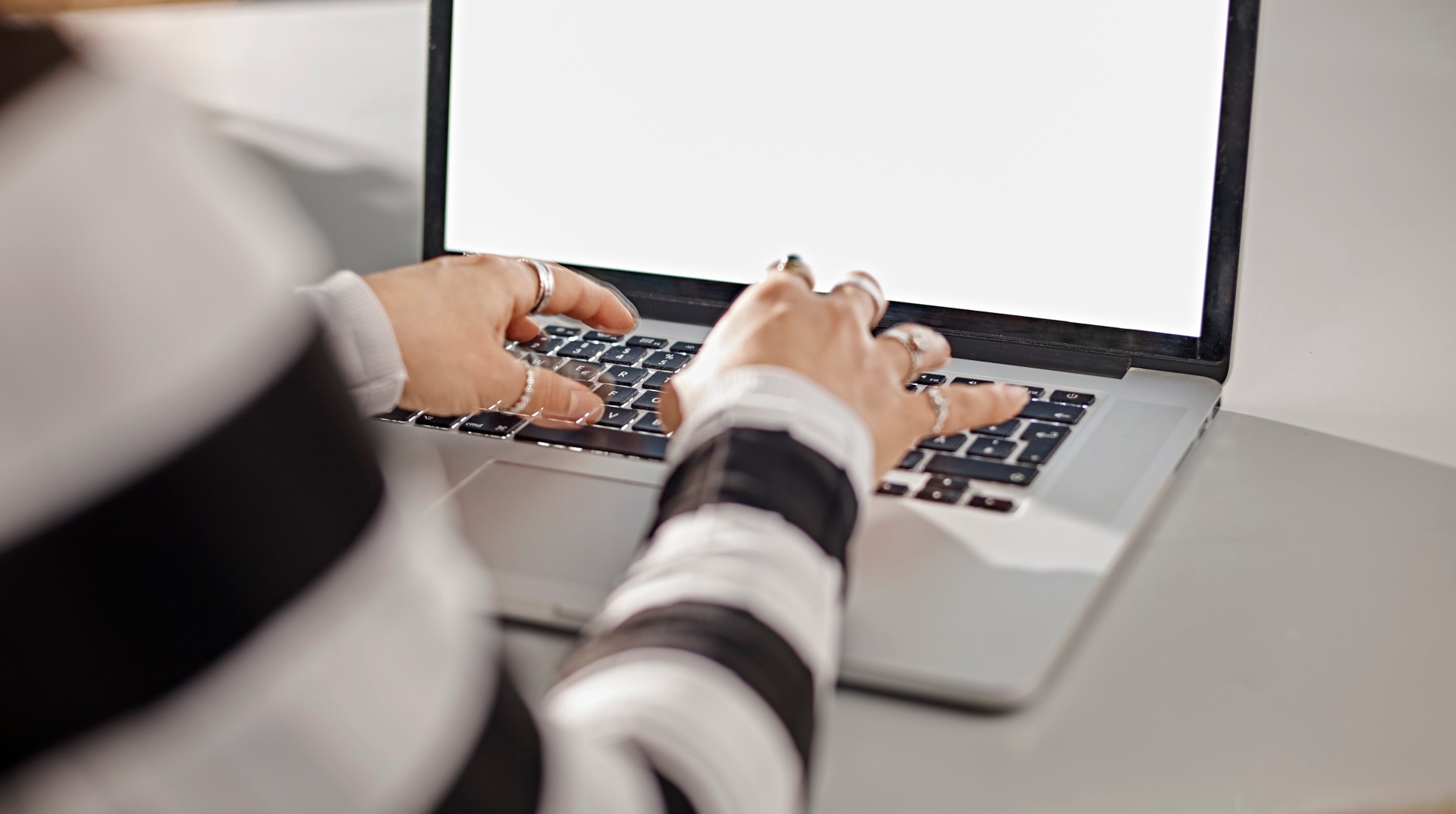 Photo: Thorina Lepak-Plate am Laptop